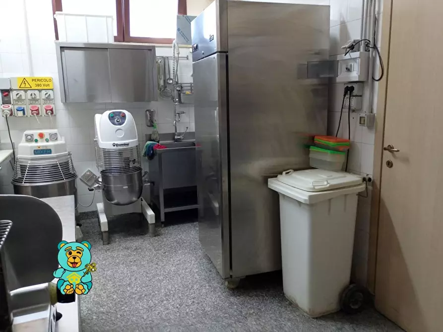 Immagine 7 di Locale commerciale in vendita  a Lecce