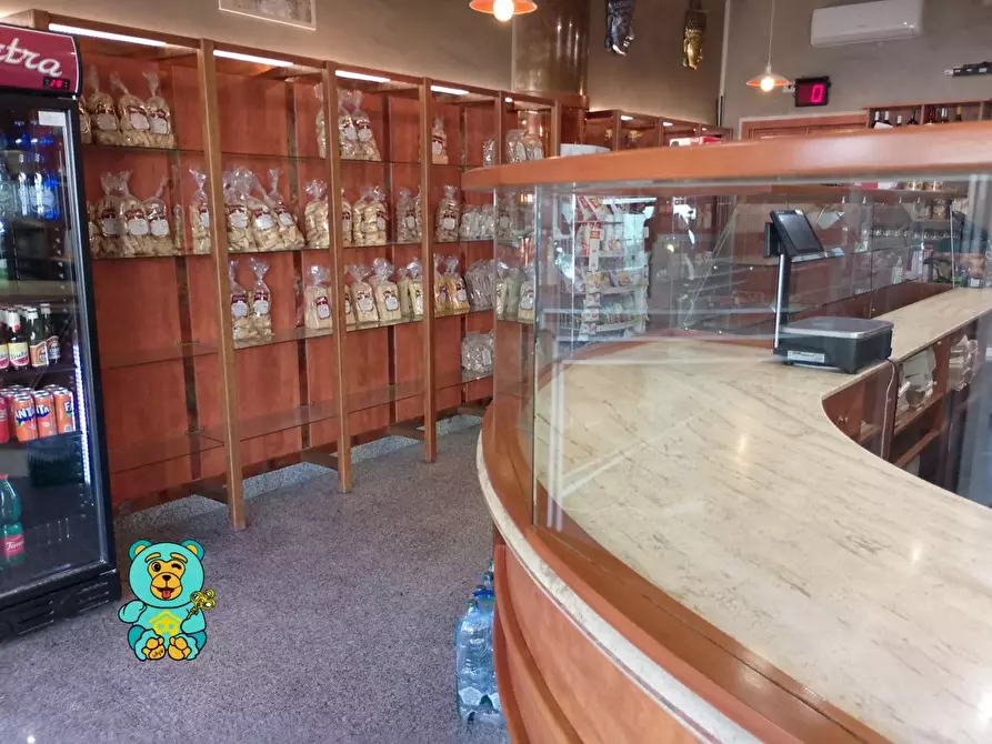 Immagine 10 di Locale commerciale in vendita  a Lecce