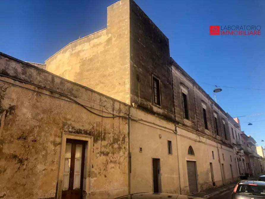 Immagine 32 di Palazzo in vendita  a Trepuzzi