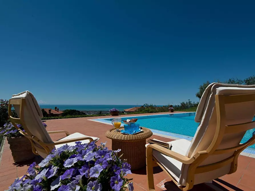 Immagine 1 di Villa in vendita  a Massarosa