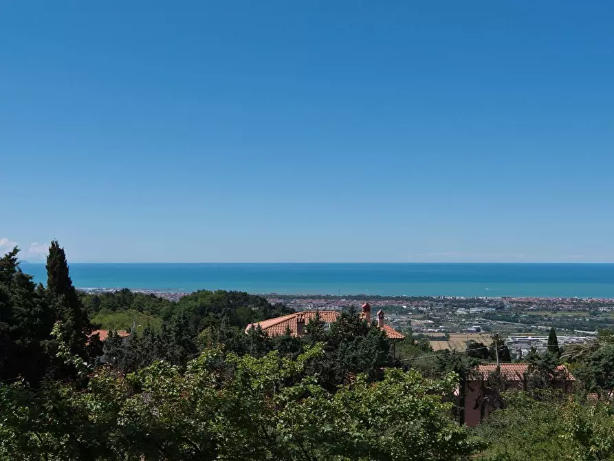 Immagine 2 di Villa in vendita  a Massarosa