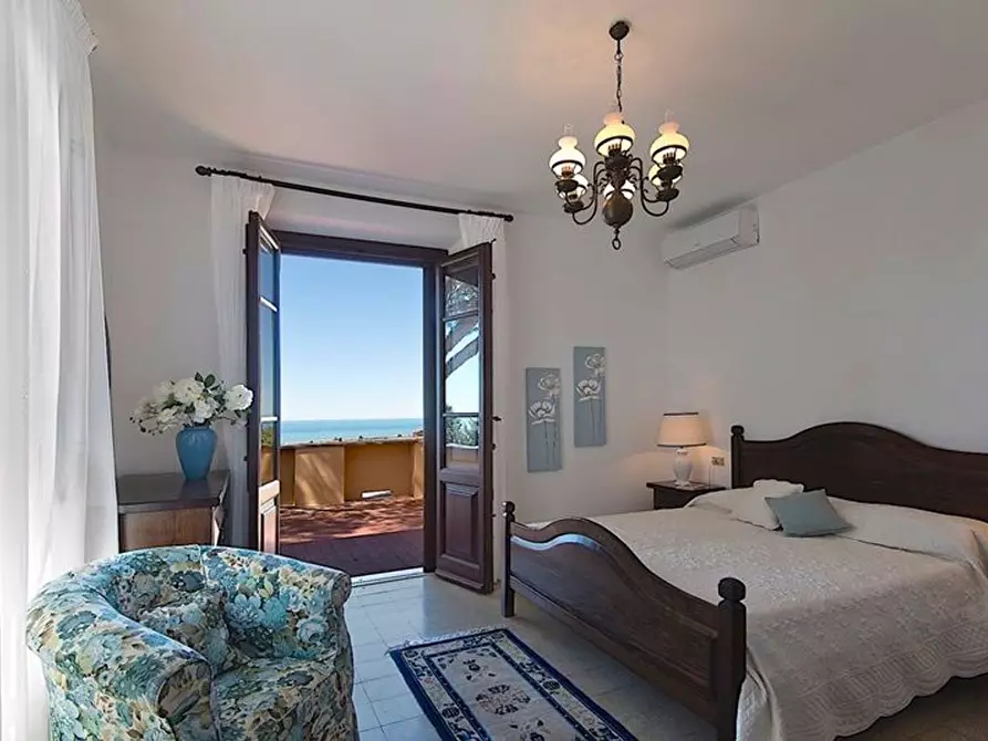 Immagine 22 di Villa in vendita  a Massarosa