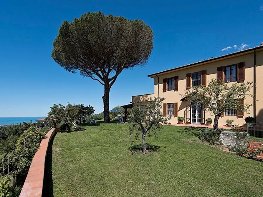 Immagine 10 di Villa in vendita  a Massarosa