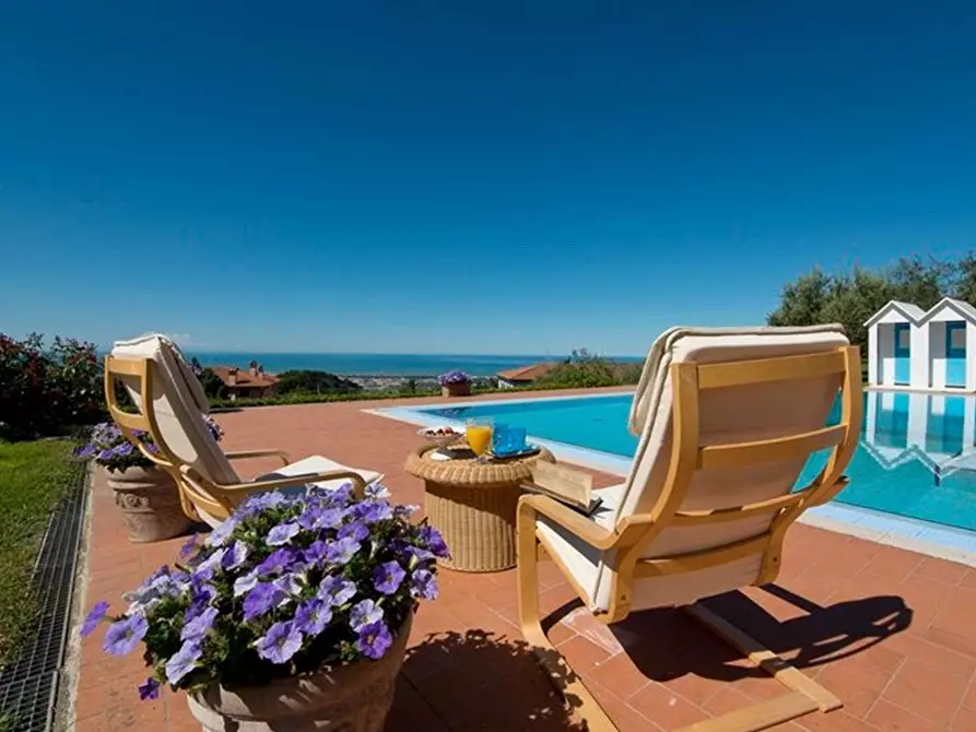 Immagine 5 di Villa in vendita  a Massarosa