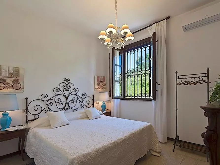 Immagine 17 di Villa in vendita  a Massarosa