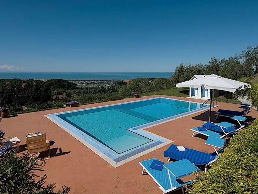 Immagine 3 di Villa in vendita  a Massarosa