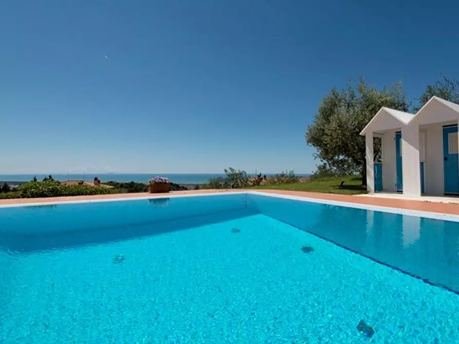 Immagine 4 di Villa in vendita  a Massarosa