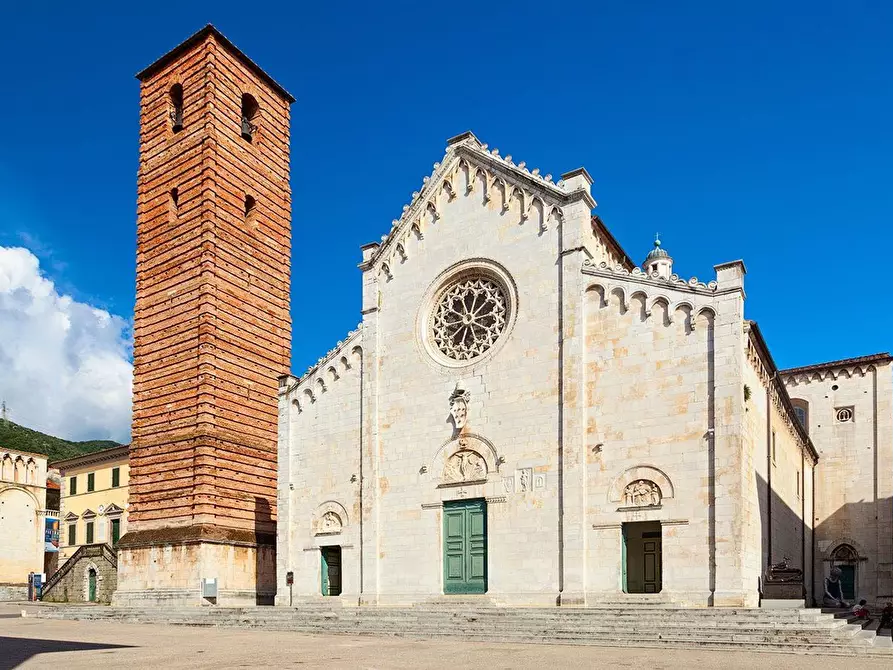 Immagine 12 di Locale commerciale in affitto  a Pietrasanta