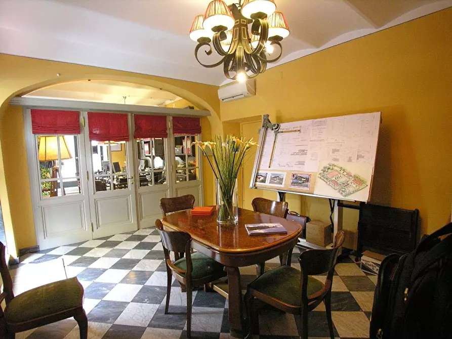 Immagine 10 di Locale commerciale in affitto  a Pietrasanta