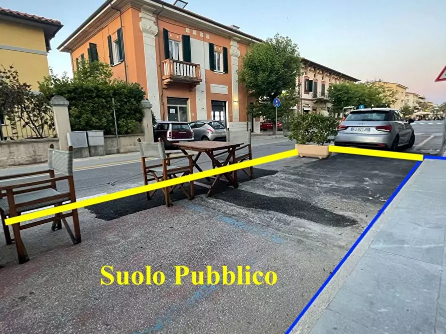 Immagine 2 di Locale commerciale in affitto  a Pietrasanta