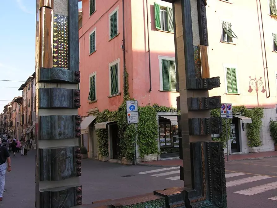 Immagine 11 di Locale commerciale in affitto  a Pietrasanta