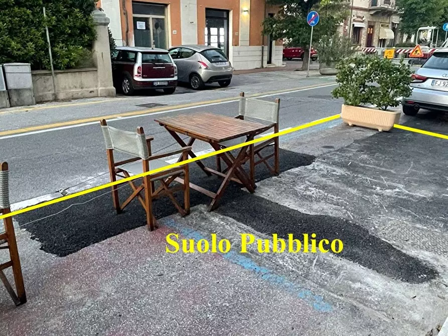 Immagine 7 di Locale commerciale in affitto  a Pietrasanta