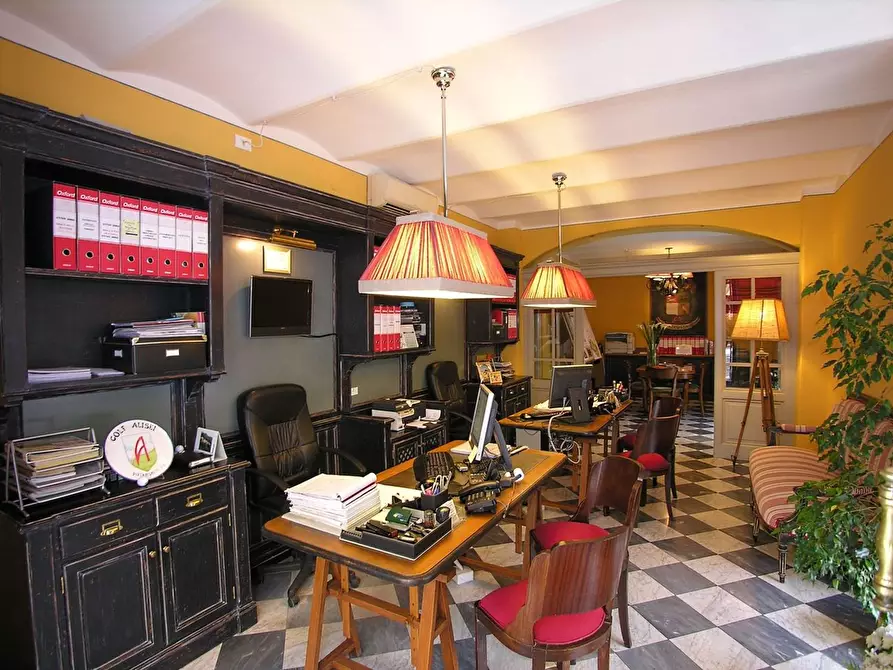 Immagine 8 di Locale commerciale in affitto  a Pietrasanta