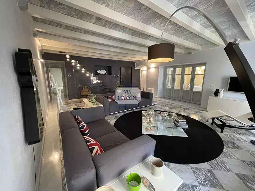 Immagine 5 di Palazzo in vendita  a Pietrasanta