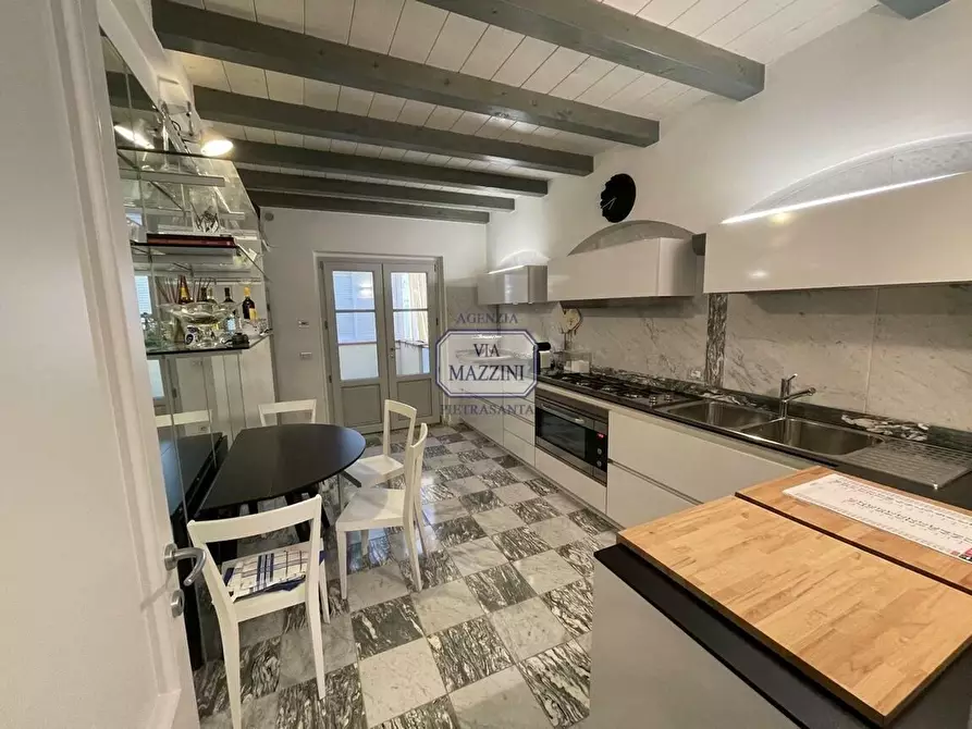 Immagine 13 di Palazzo in vendita  a Pietrasanta