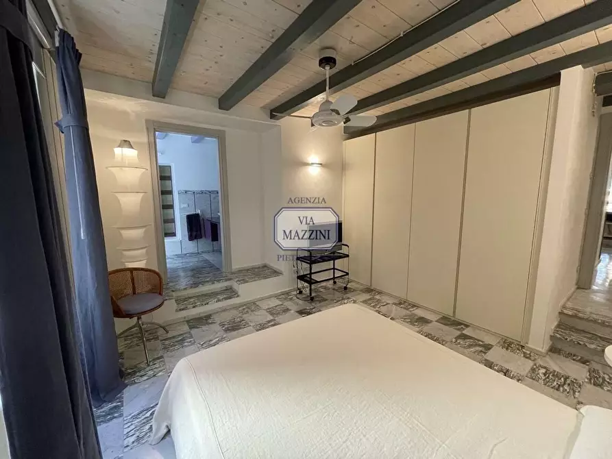 Immagine 18 di Palazzo in vendita  a Pietrasanta