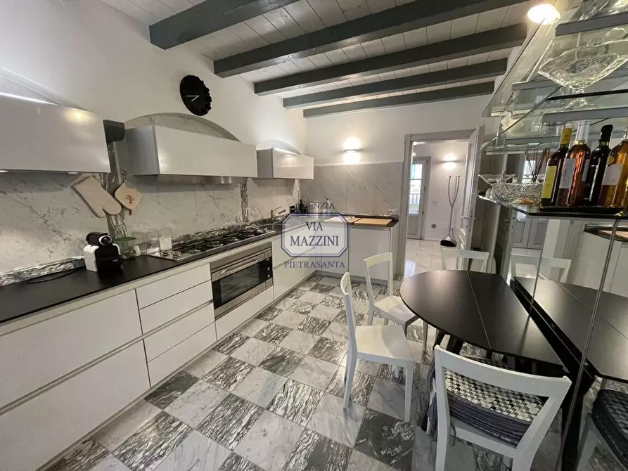 Immagine 14 di Palazzo in vendita  a Pietrasanta