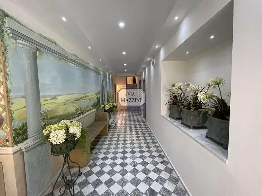 Immagine 3 di Palazzo in vendita  a Pietrasanta