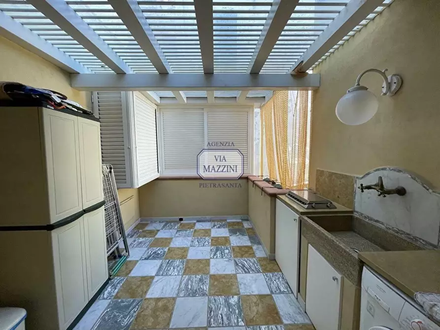 Immagine 15 di Palazzo in vendita  a Pietrasanta