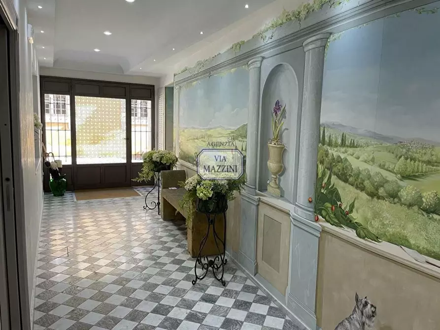 Immagine 2 di Palazzo in vendita  a Pietrasanta