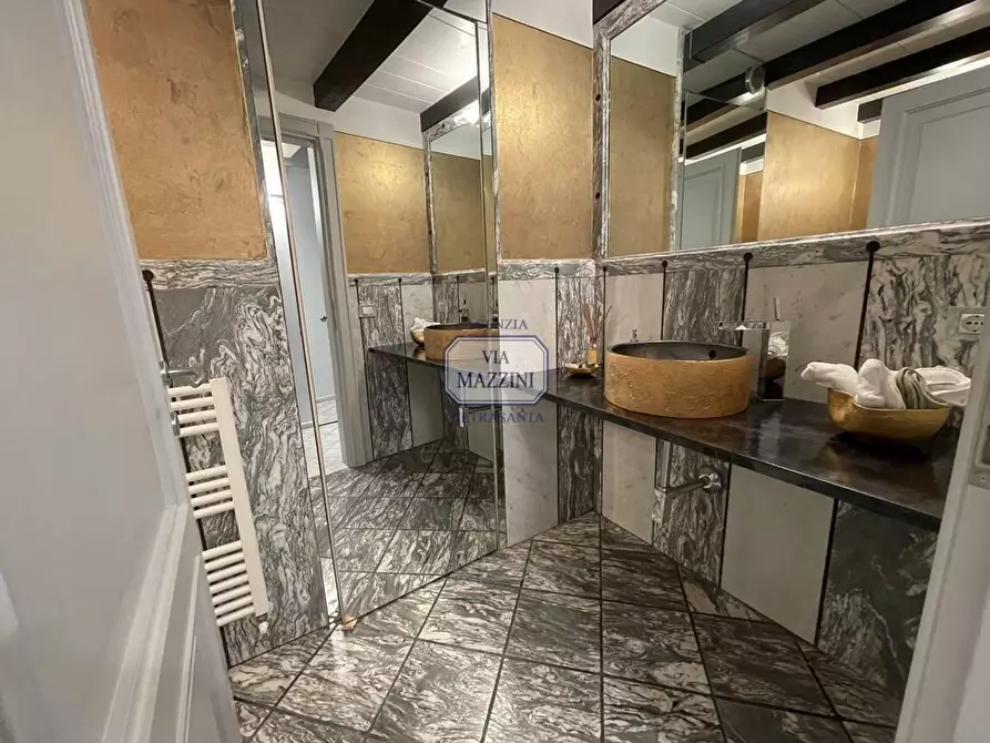 Immagine 16 di Palazzo in vendita  a Pietrasanta