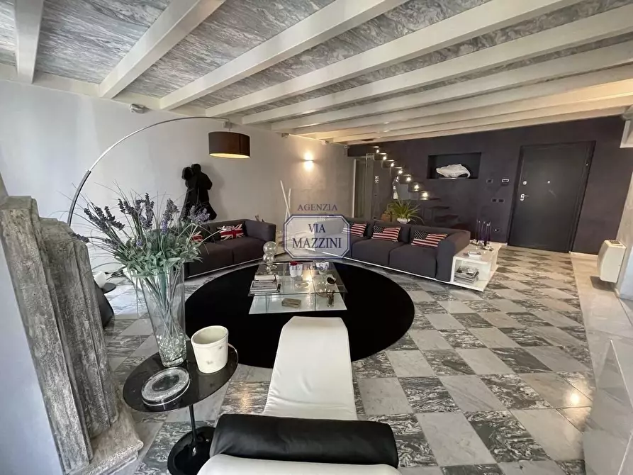 Immagine 7 di Palazzo in vendita  a Pietrasanta