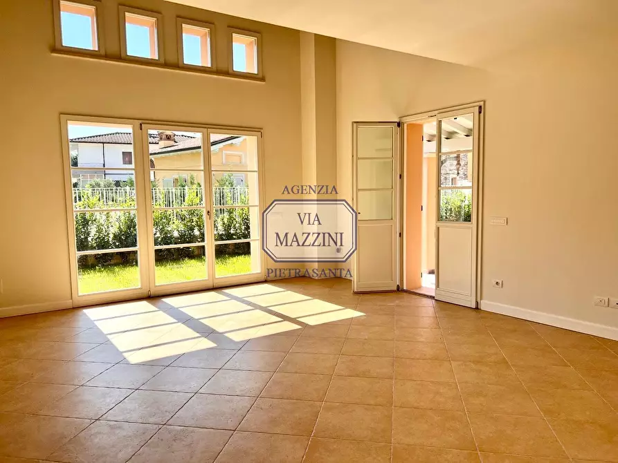 Immagine 2 di Villa in vendita  a Pietrasanta