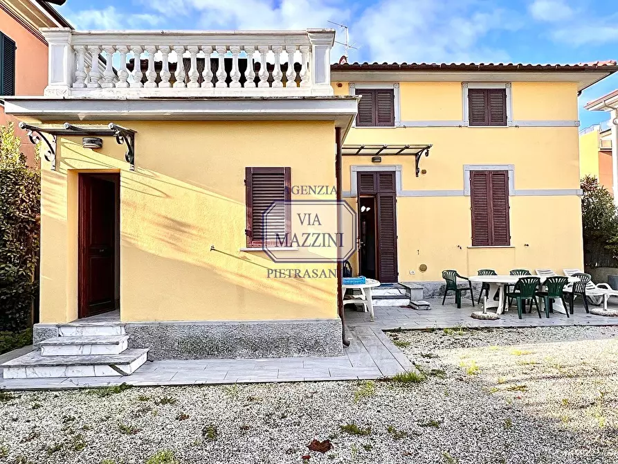Immagine 8 di Villa in vendita  a Pietrasanta