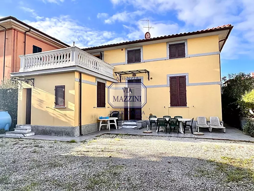 Immagine 5 di Villa in vendita  a Pietrasanta