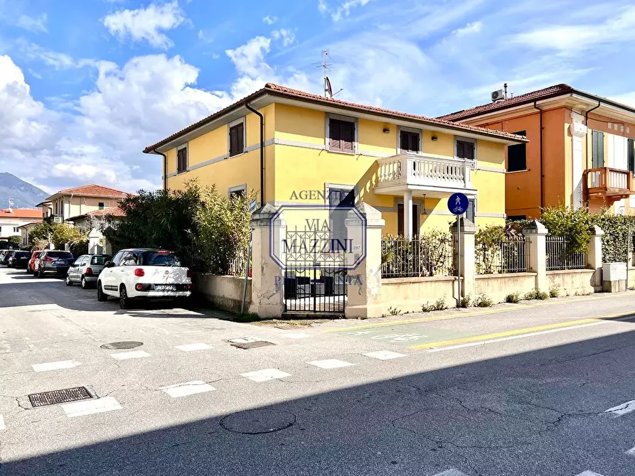 Immagine 2 di Villa in vendita  a Pietrasanta