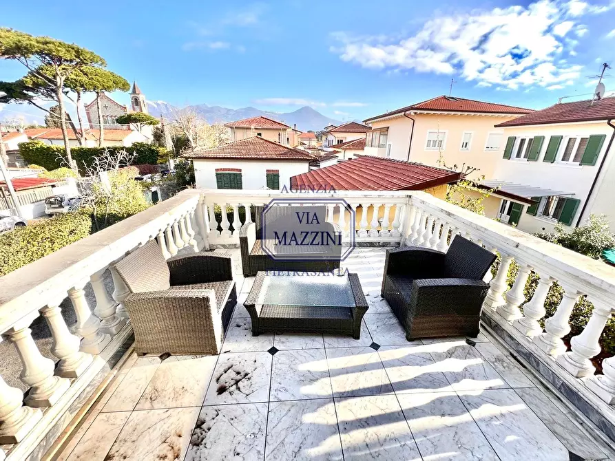 Immagine 11 di Villa in vendita  a Pietrasanta