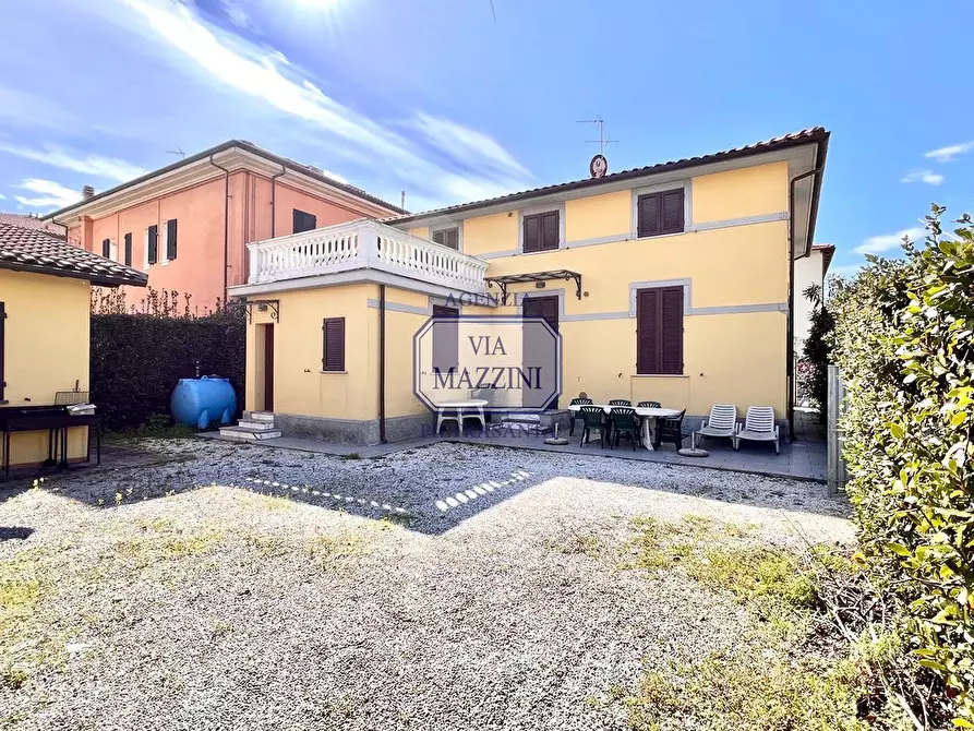 Immagine 3 di Villa in vendita  a Pietrasanta