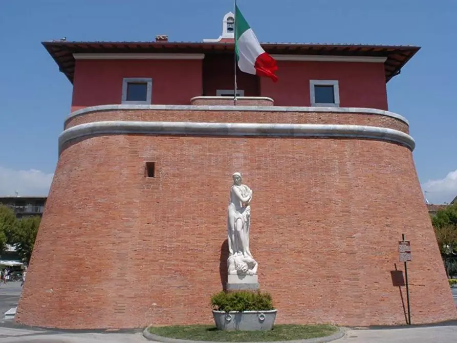 Immagine 19 di Casa indipendente in vendita  a Seravezza