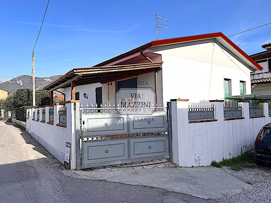 Immagine 1 di Casa indipendente in vendita  a Seravezza