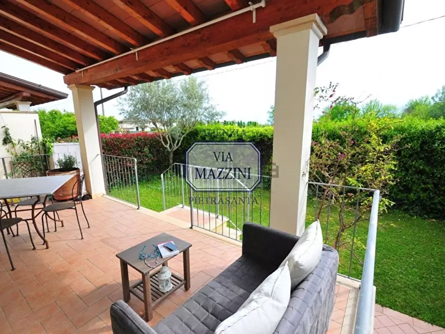 Immagine 2 di Villetta a schiera in vendita  a Pietrasanta