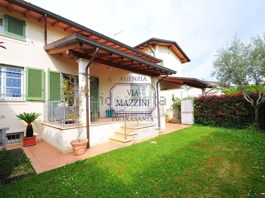 Immagine 3 di Villetta a schiera in vendita  a Pietrasanta