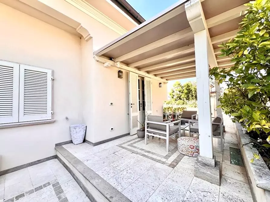 Immagine 18 di Villetta a schiera in vendita  a Pietrasanta