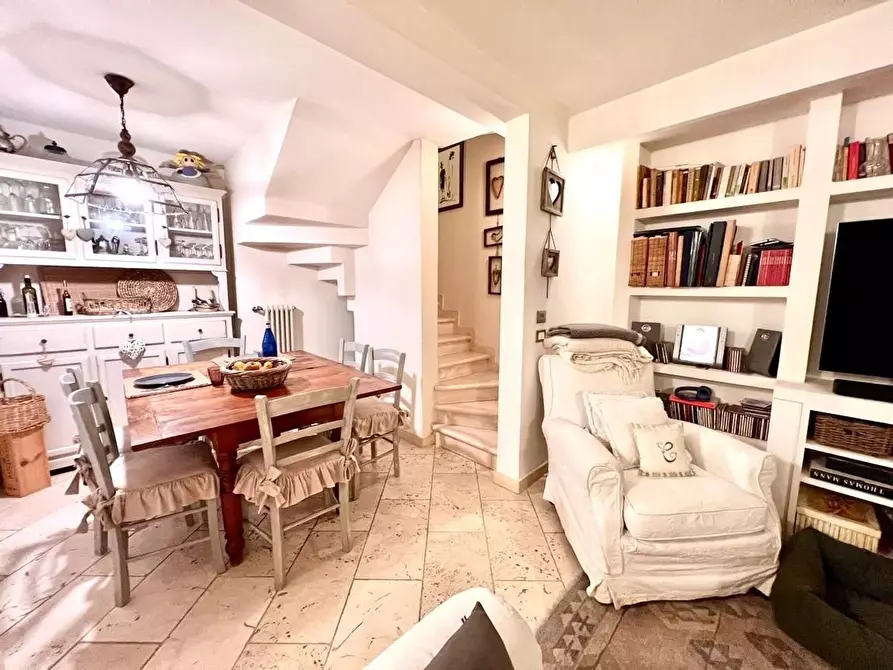 Immagine 1 di Villetta a schiera in vendita  a Pietrasanta