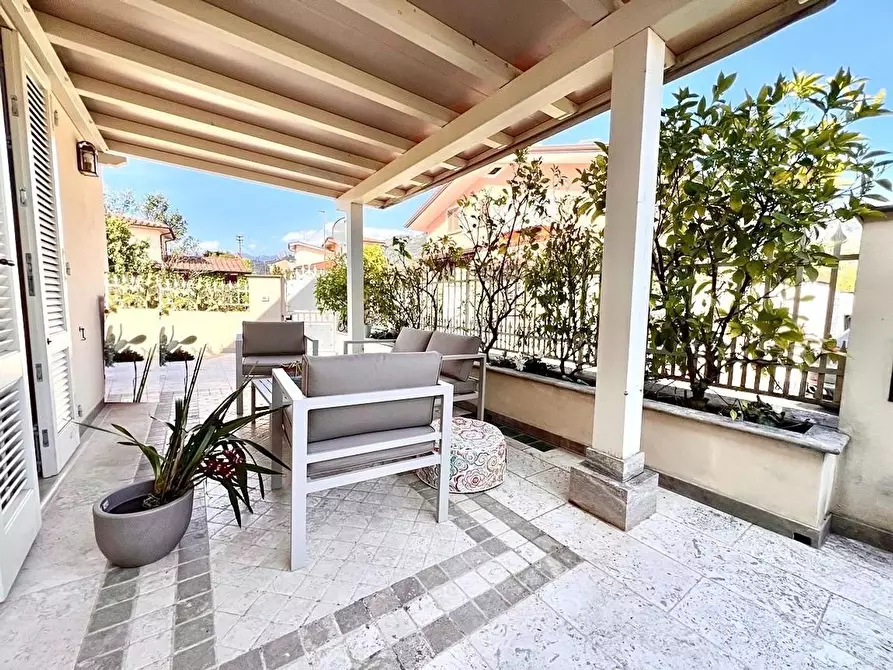 Immagine 12 di Villetta a schiera in vendita  a Pietrasanta