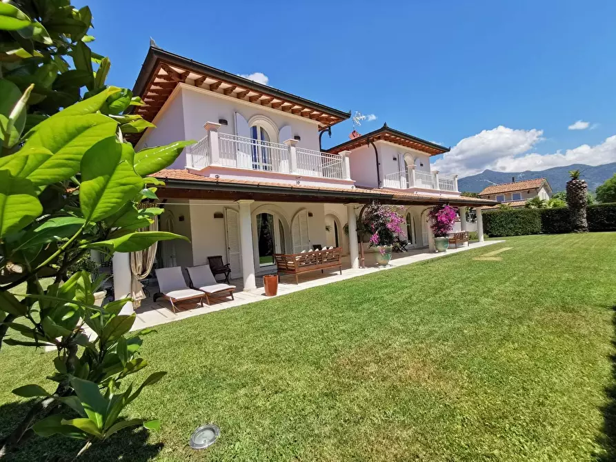 Immagine 2 di Villa in affitto  a Forte Dei Marmi
