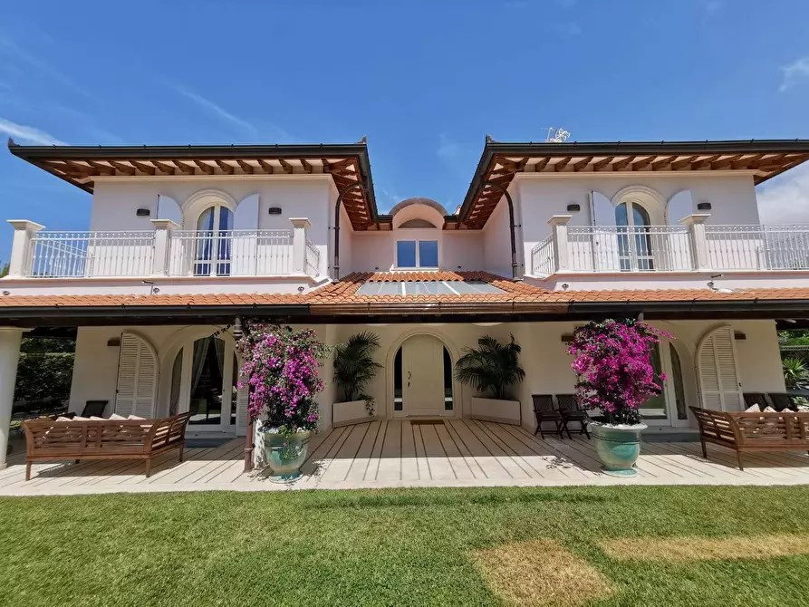Immagine 1 di Villa in affitto  a Forte Dei Marmi