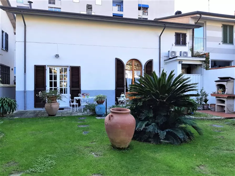 Immagine 19 di Appartamento in affitto  a Carrara