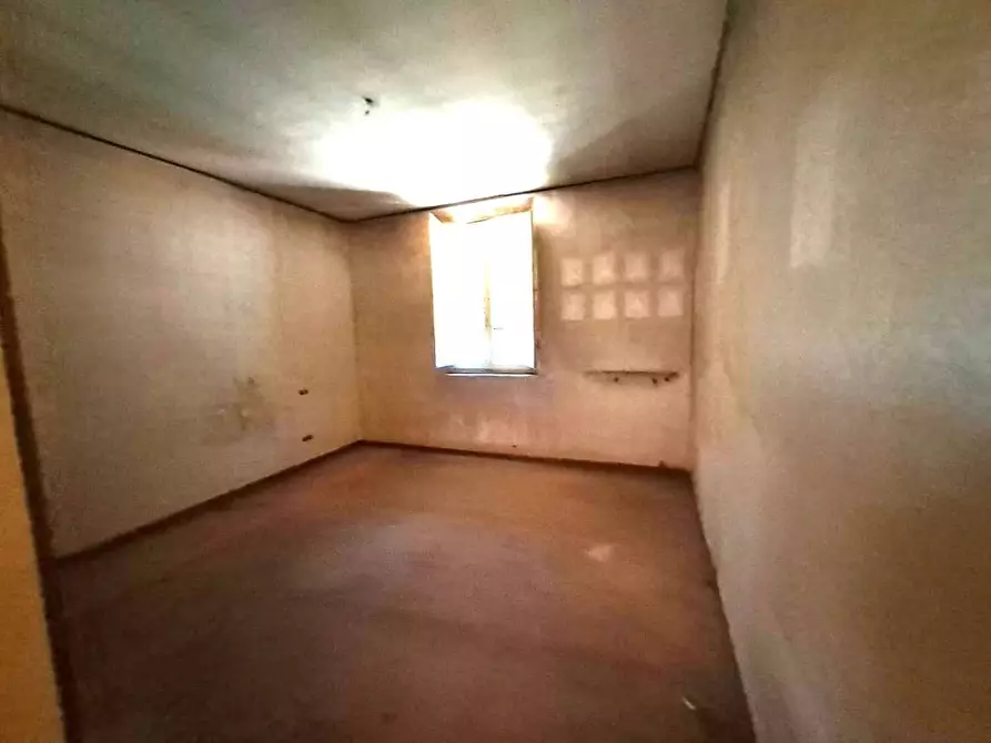 Immagine 9 di Casa semindipendente in vendita  a Massa