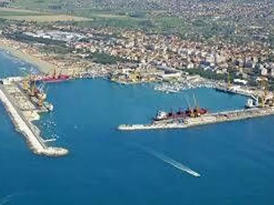 Immagine 16 di Appartamento in affitto  a Carrara