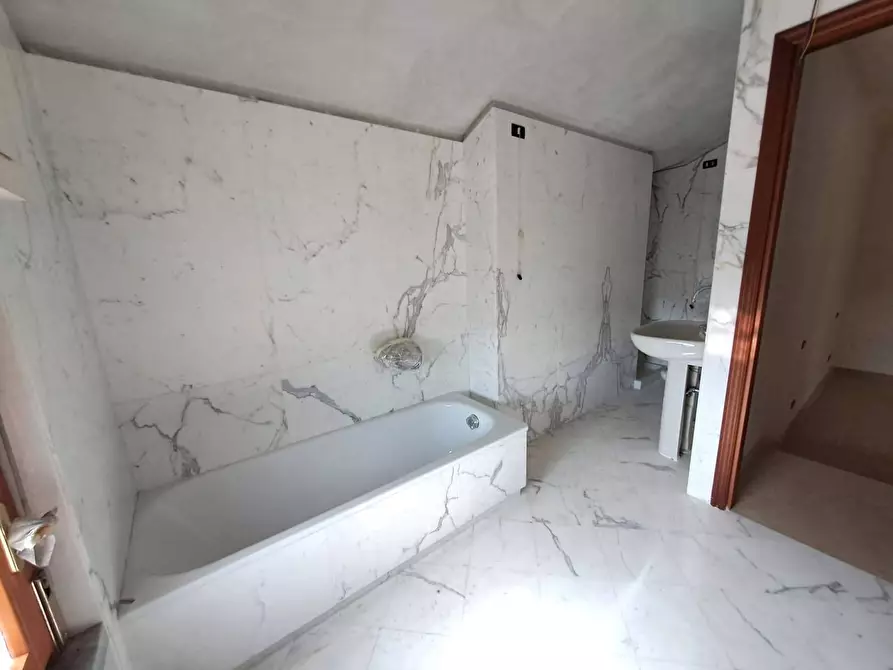 Immagine 15 di Appartamento in affitto  a Carrara