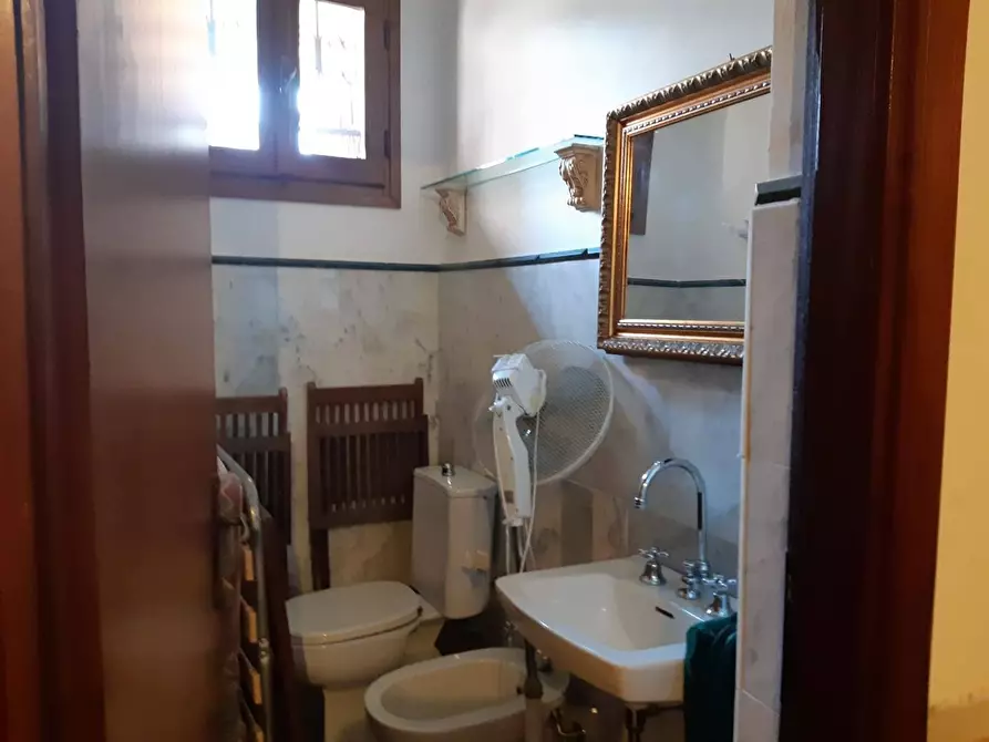 Immagine 9 di Casa indipendente in affitto  a Massa