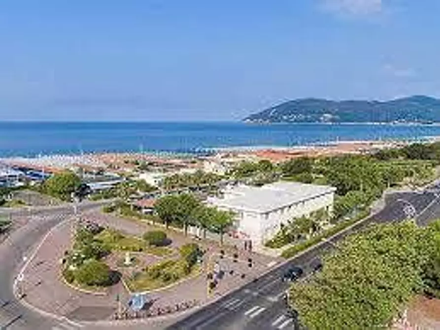 Immagine 10 di Locale commerciale in affitto  a Carrara