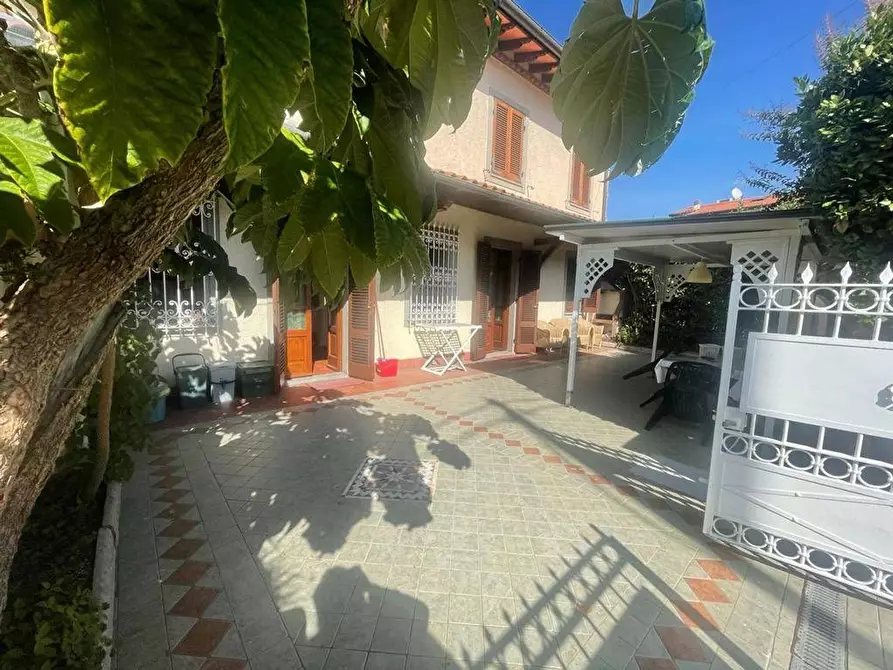 Immagine 1 di Casa semindipendente in vendita  a Forte Dei Marmi