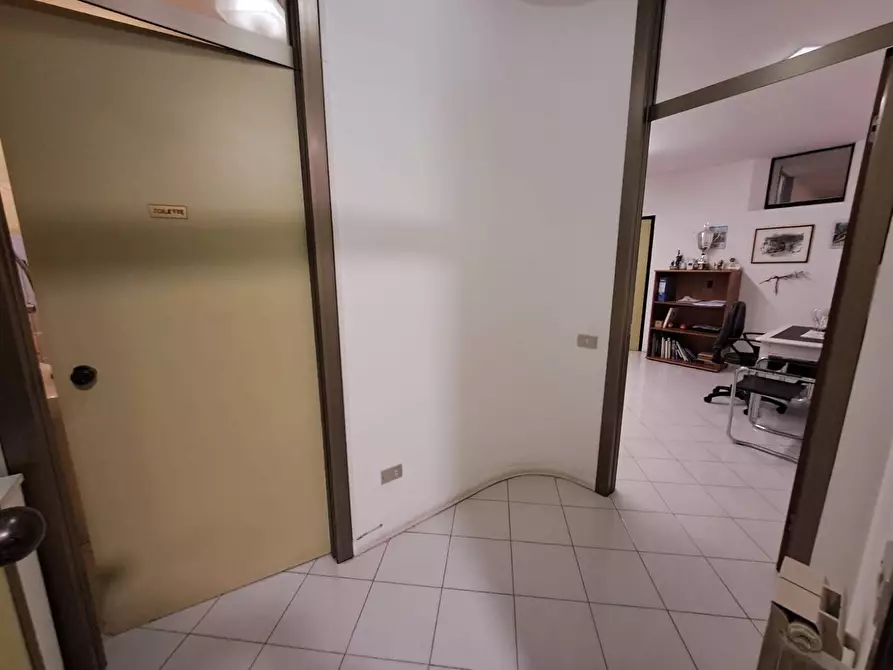 Immagine 6 di Ufficio in affitto  a Carrara
