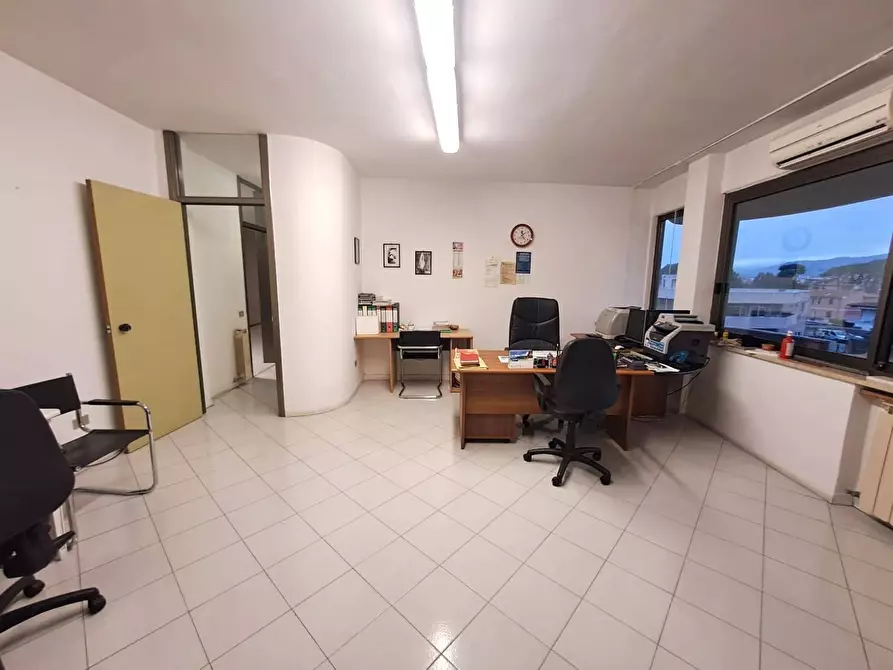 Immagine 4 di Ufficio in affitto  a Carrara